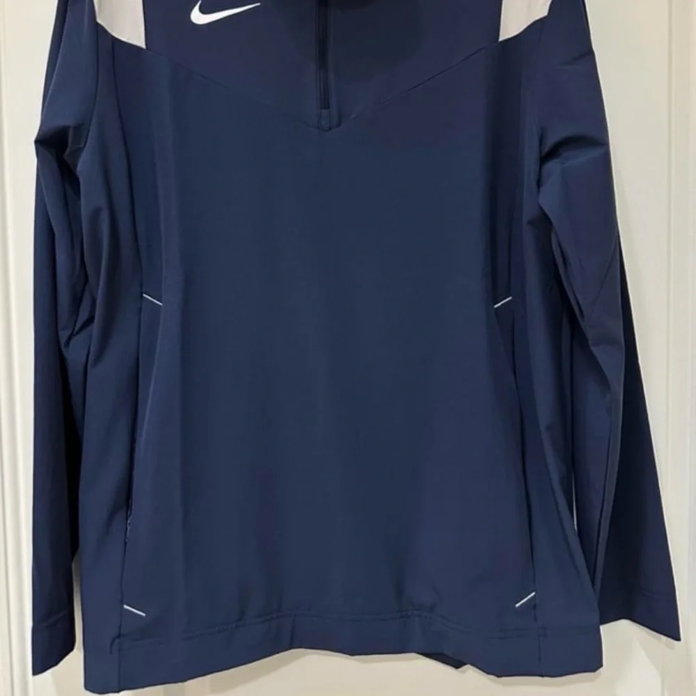 Nike sleek windbreaker